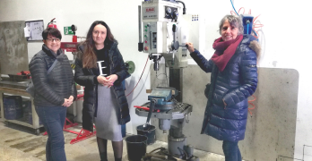 Bildtext: Grüne Wirtschaft-Landessprecherin Andrea Kern mit Helene Zand zu Besuch bei Azra Mašinović in der Metall-Werkstätte, C: Grüne Wirtschaft.